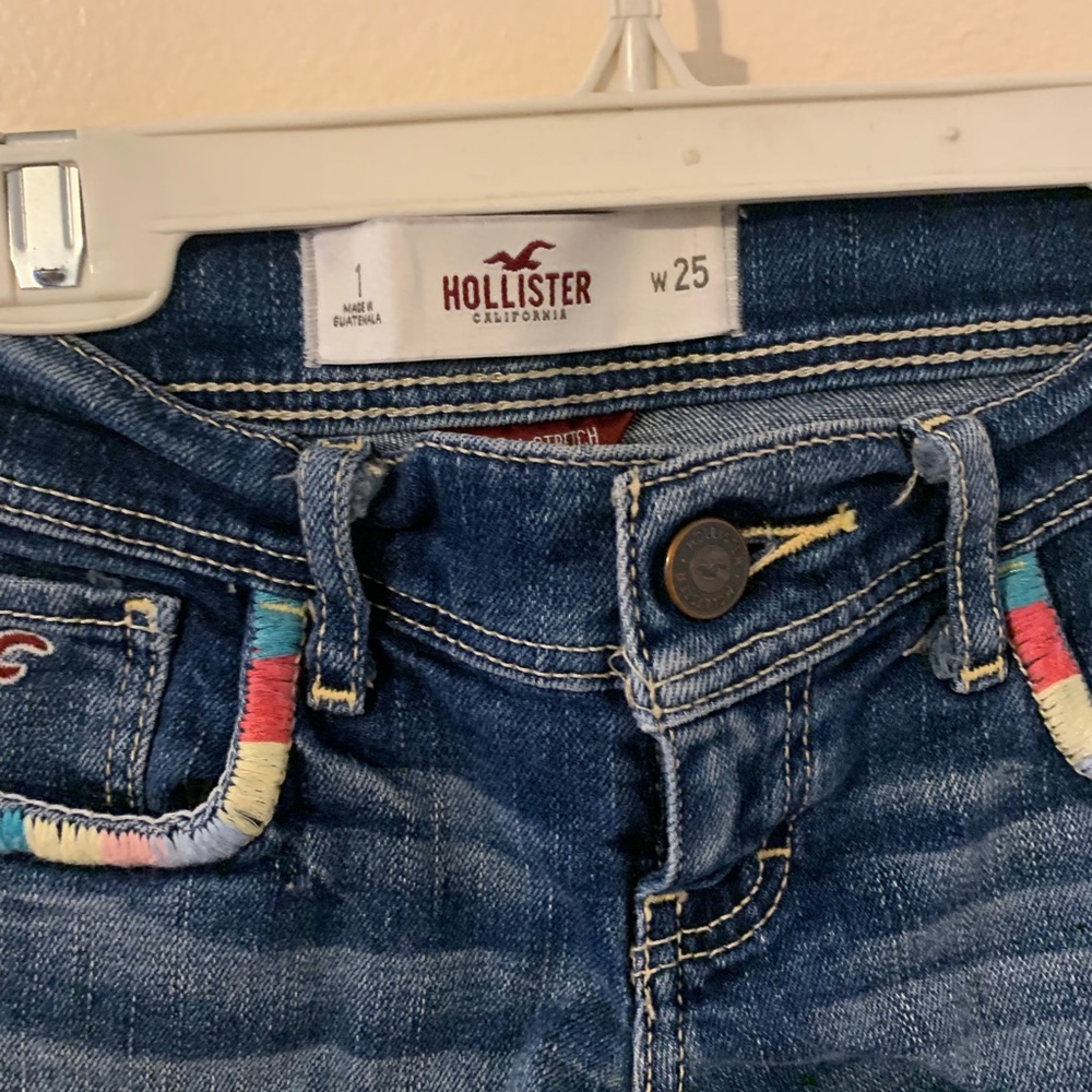 Holister Low Rise Shorts - Picture 2 of 3